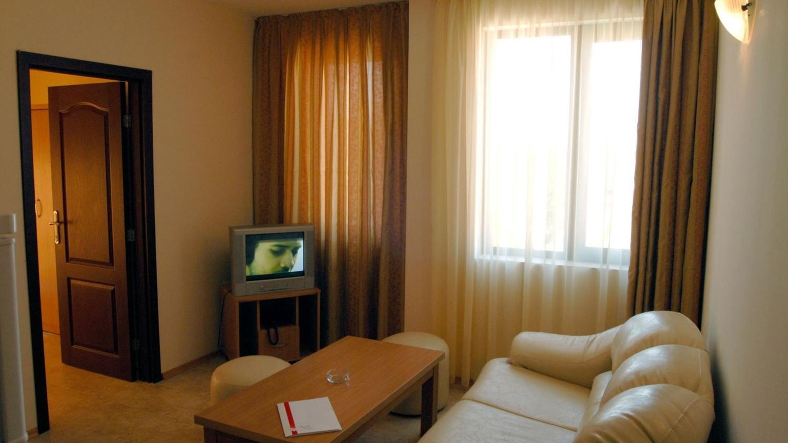 rooms-1-bedroom-standard-apartment-balcony