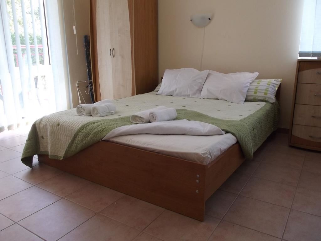 rooms-standard-apartment-balcony