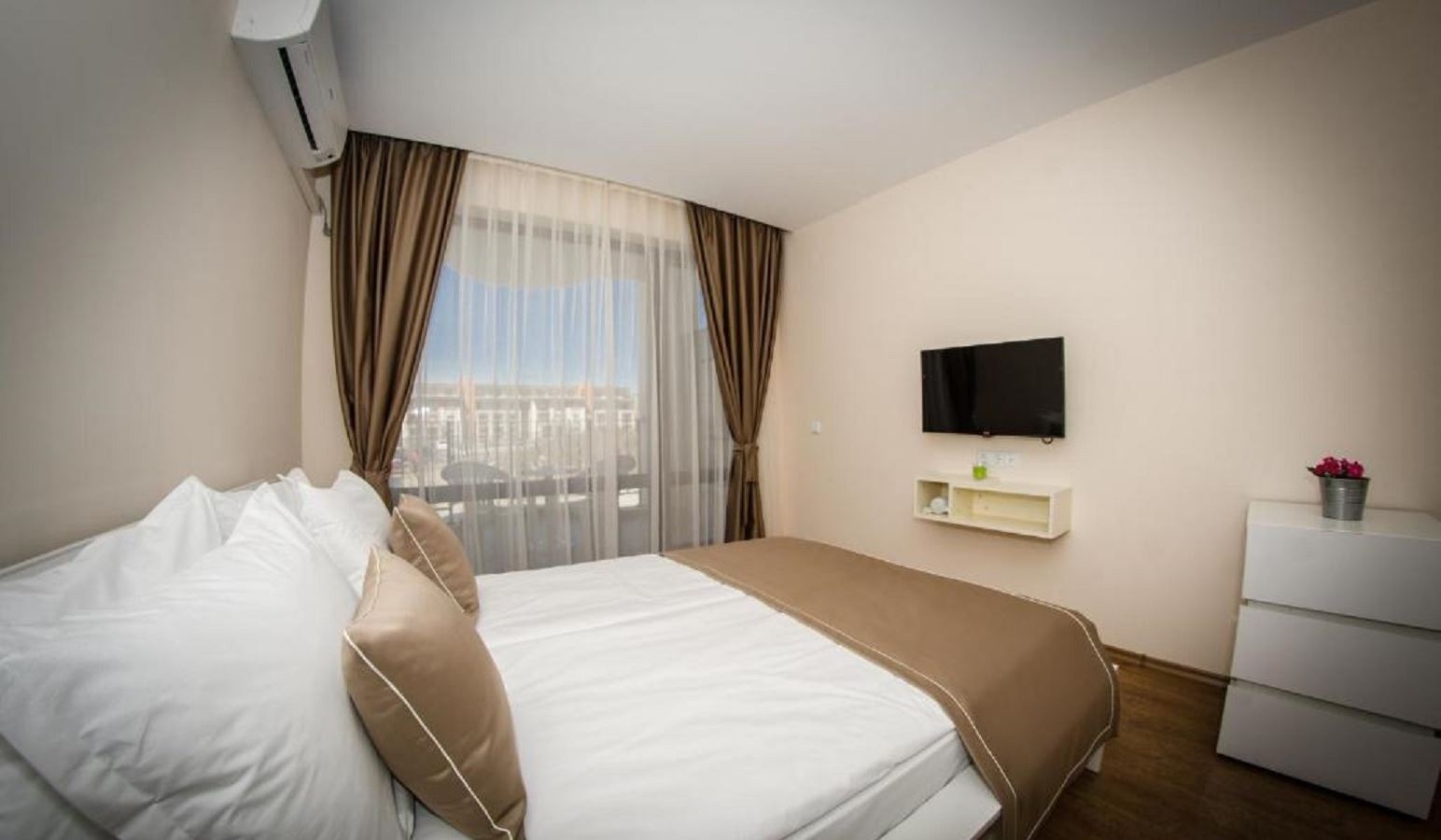 rooms-standard-studio-balcony-or-terrace