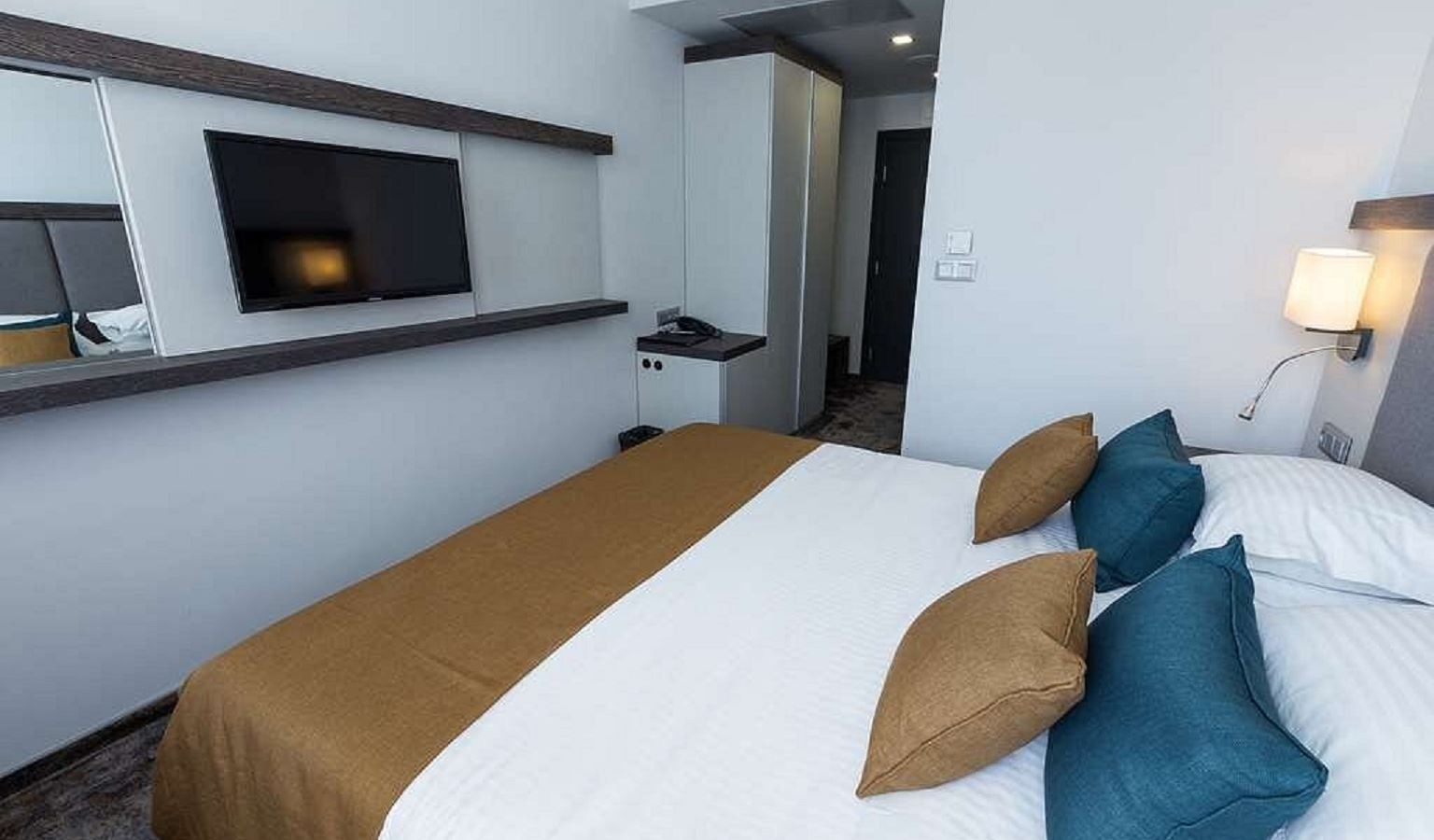 rooms-single-room-pool-view