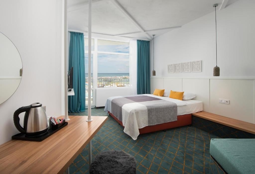 rooms-single-wchild-standard-room-seasideview-balcony-or-terrace