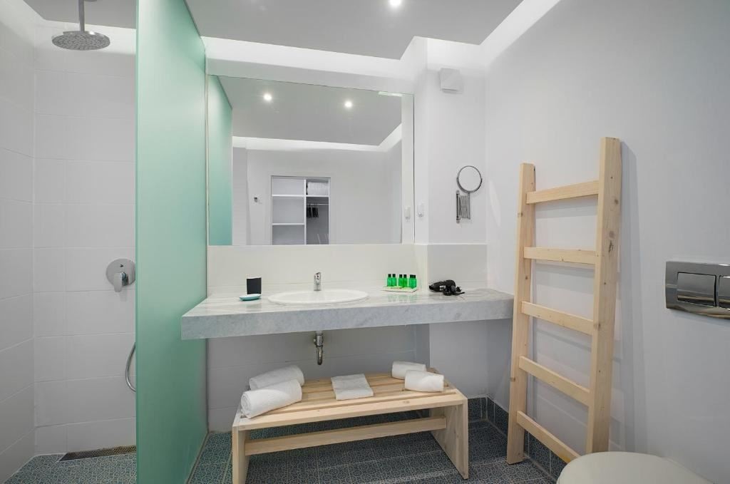 rooms-single-wchild-standard-room-seasideview-balcony-or-terrace