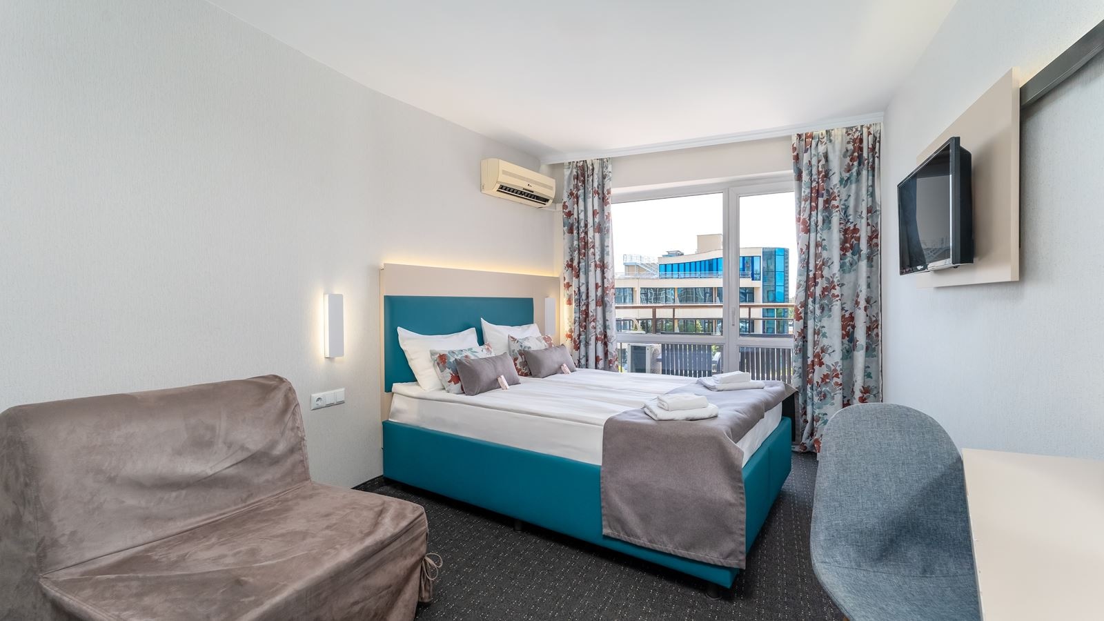 rooms-single-standard-room-with-balcony