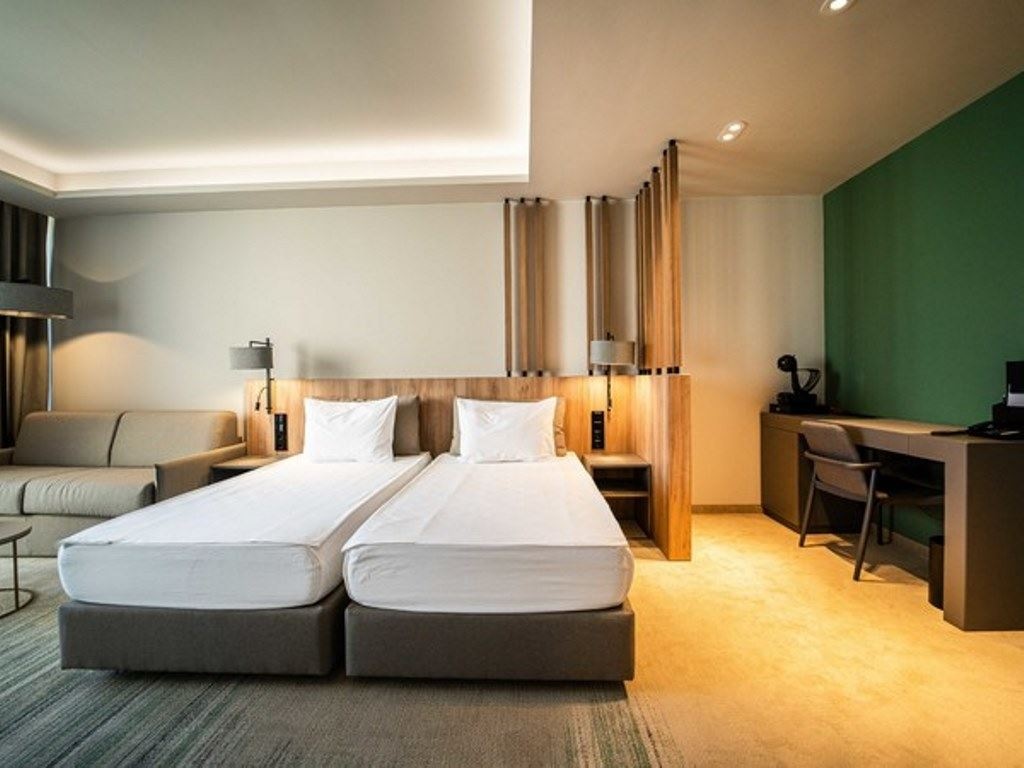 rooms-standard-familyroom-park-view-balcony-or-terrace