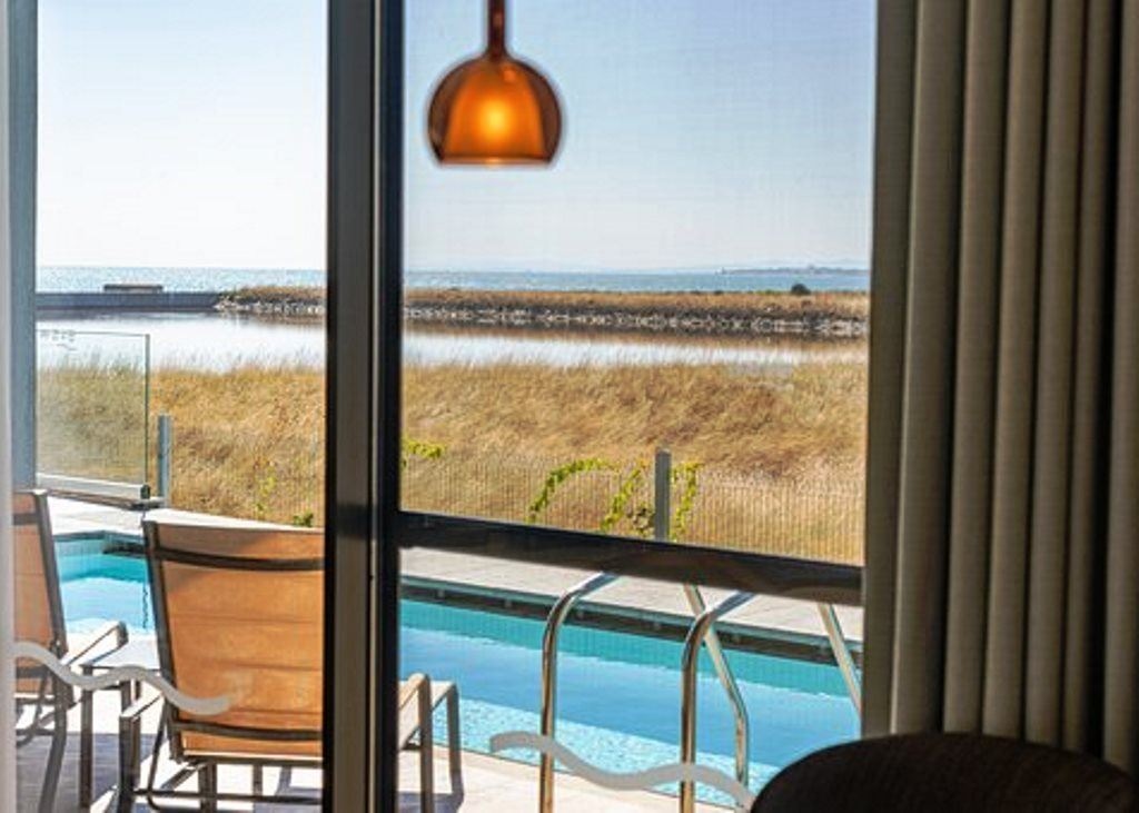 rooms-double-standard-room-swimup-pool-terrace