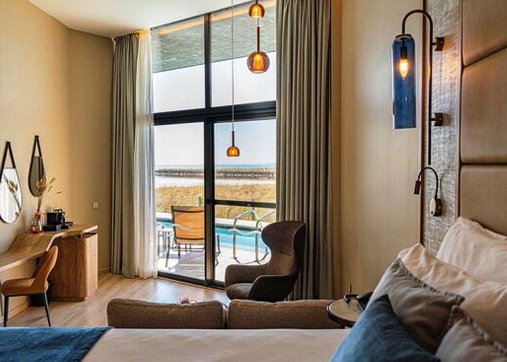 rooms-double-standard-room-swimup-pool-terrace