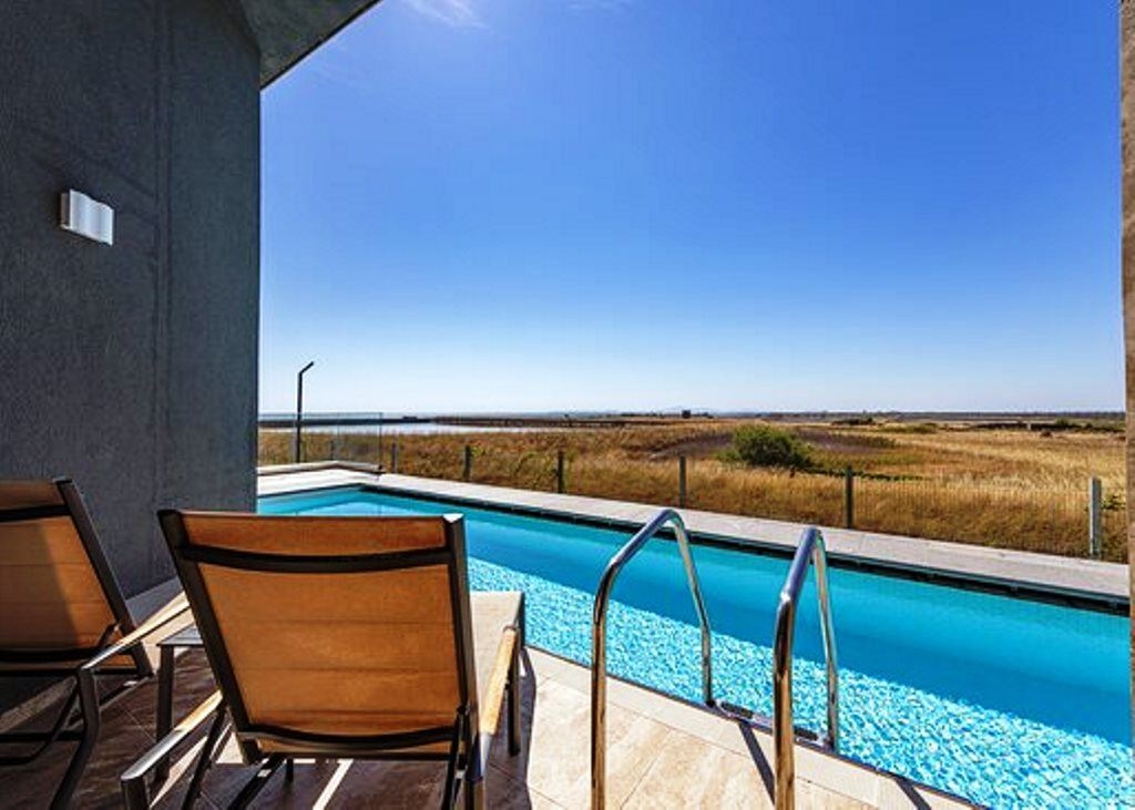 rooms-double-standard-room-swimup-pool-terrace