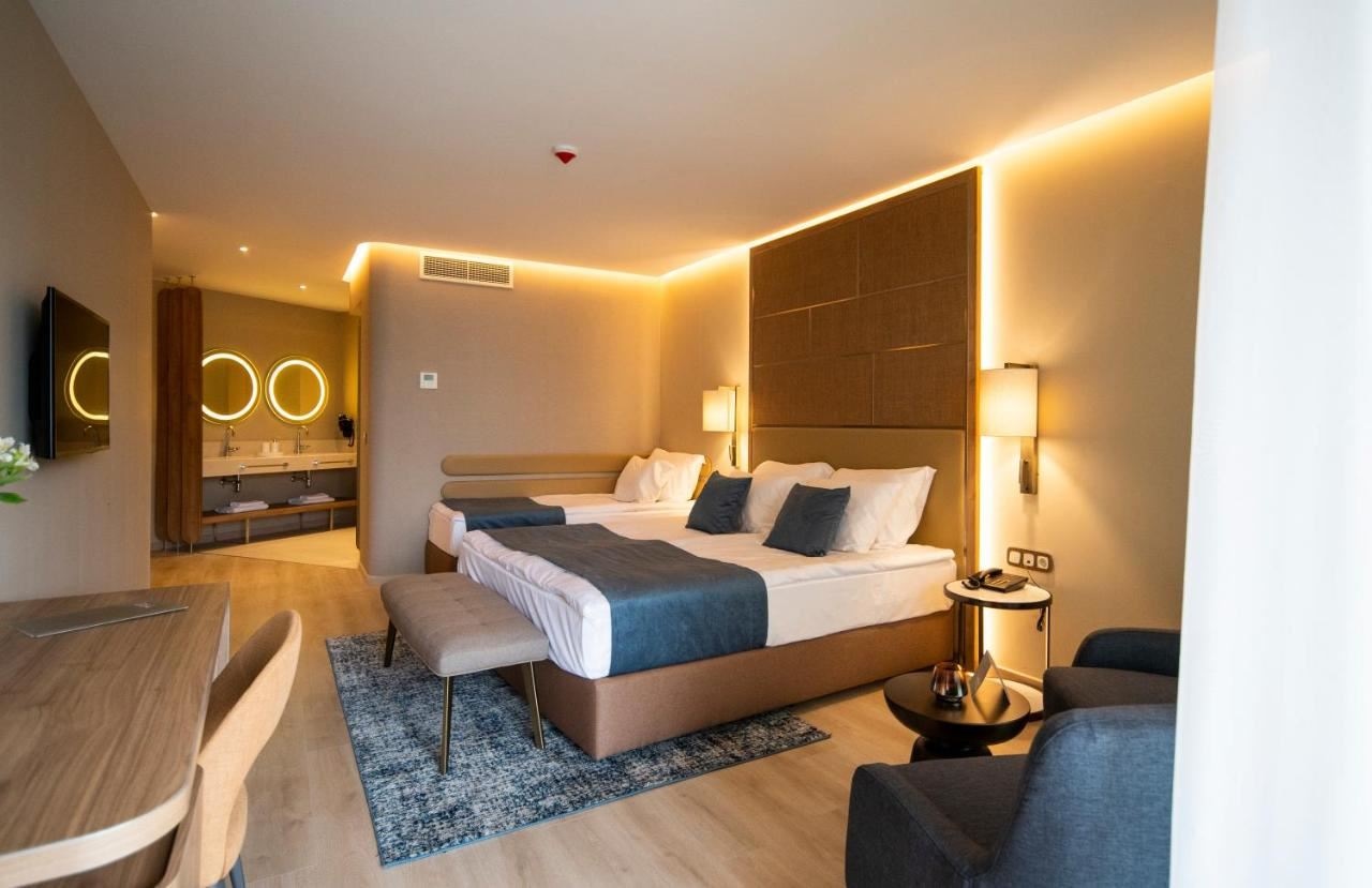 rooms-standard-room-lateralseaview-balcony