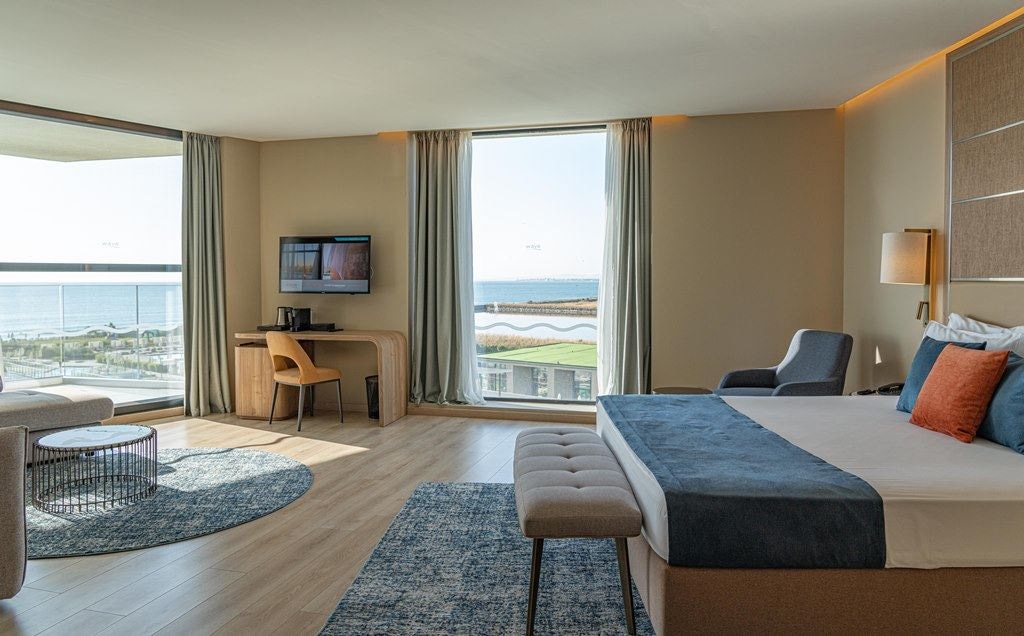 rooms-corner-juniorsuite-seaview-balcony-or-terrace