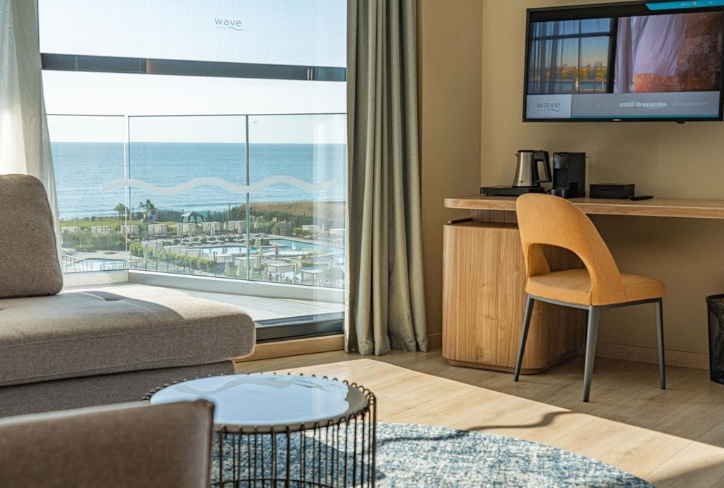 rooms-corner-juniorsuite-seaview-balcony-or-terrace