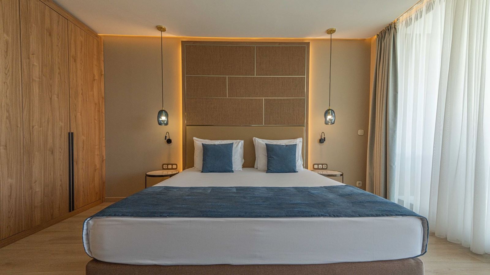 rooms-standard-family-room--lateral-seavew-balcony