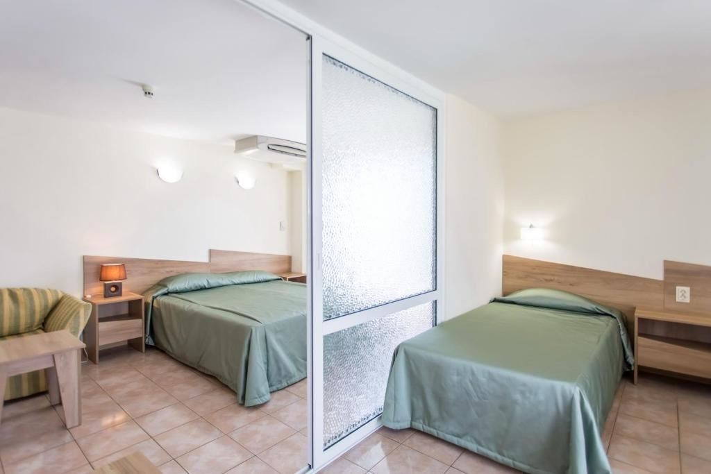 rooms-2-connecting-rooms-standard-family-room