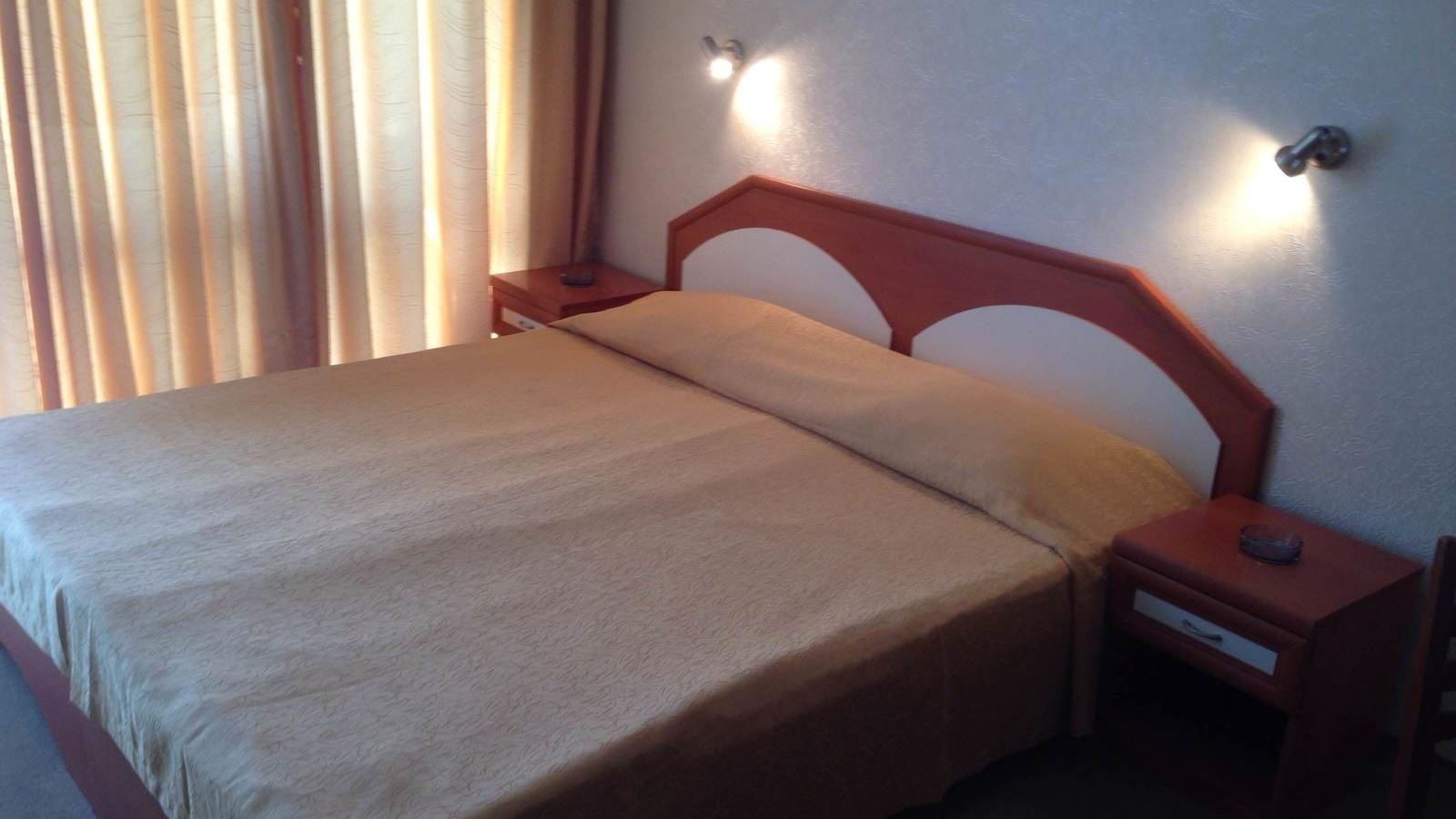 rooms-double-room-street-view