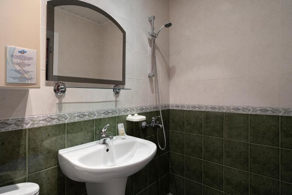 rooms-family-room--street-view