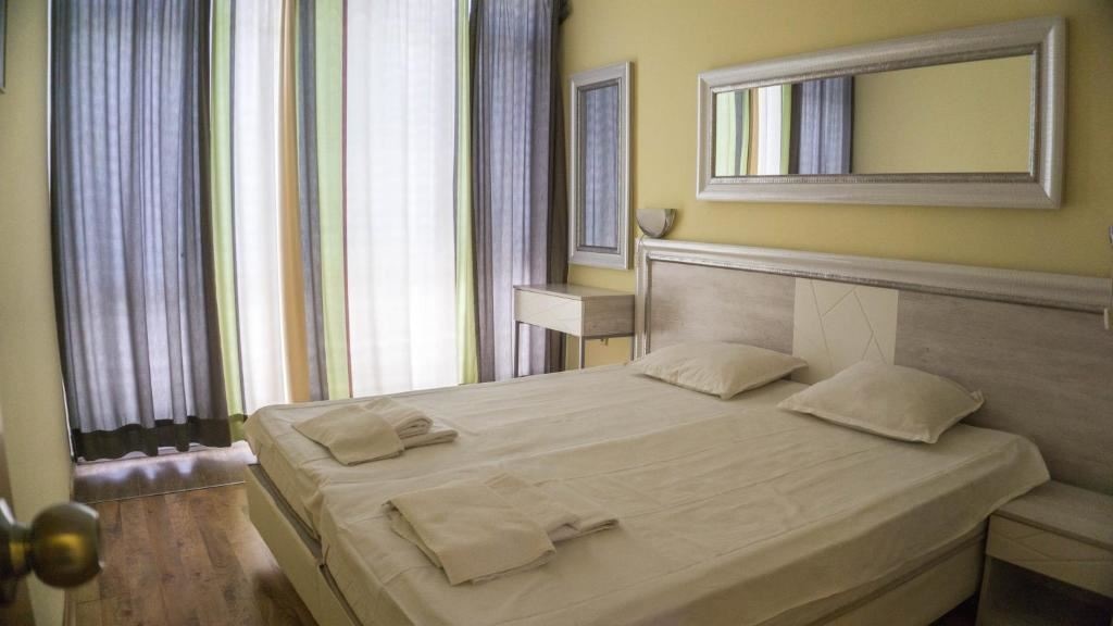 rooms-standard-apartment-balcony-or-terrace