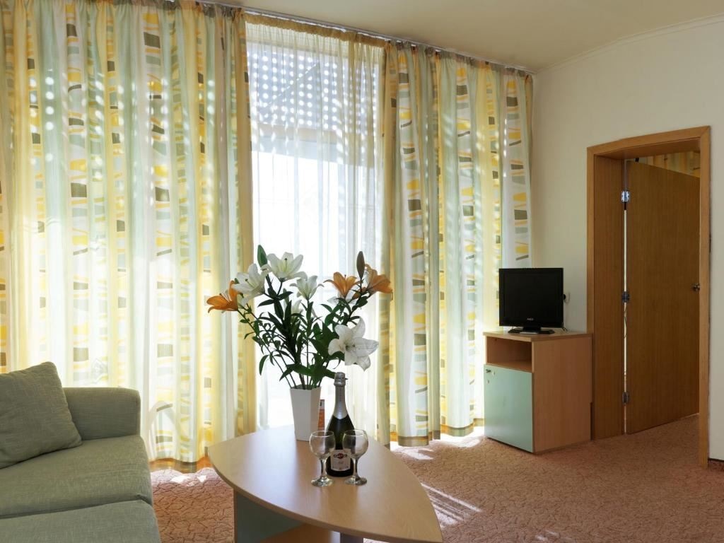 rooms-standard-suite-balcony