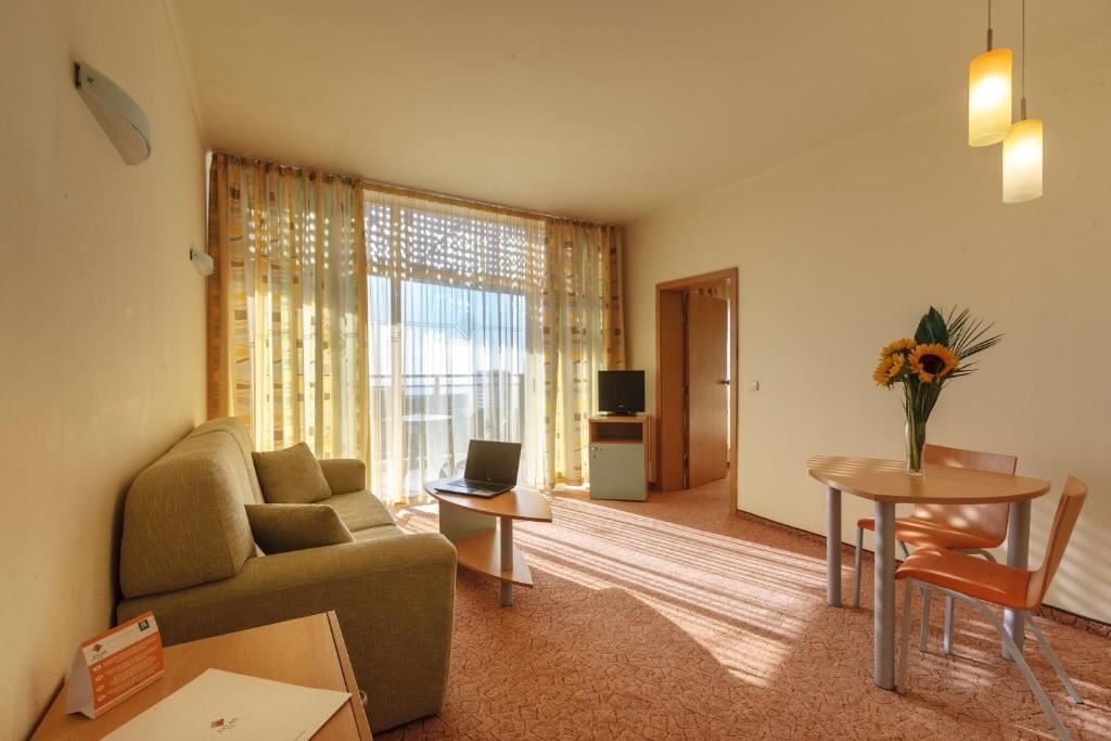 rooms-standard-suite-balcony