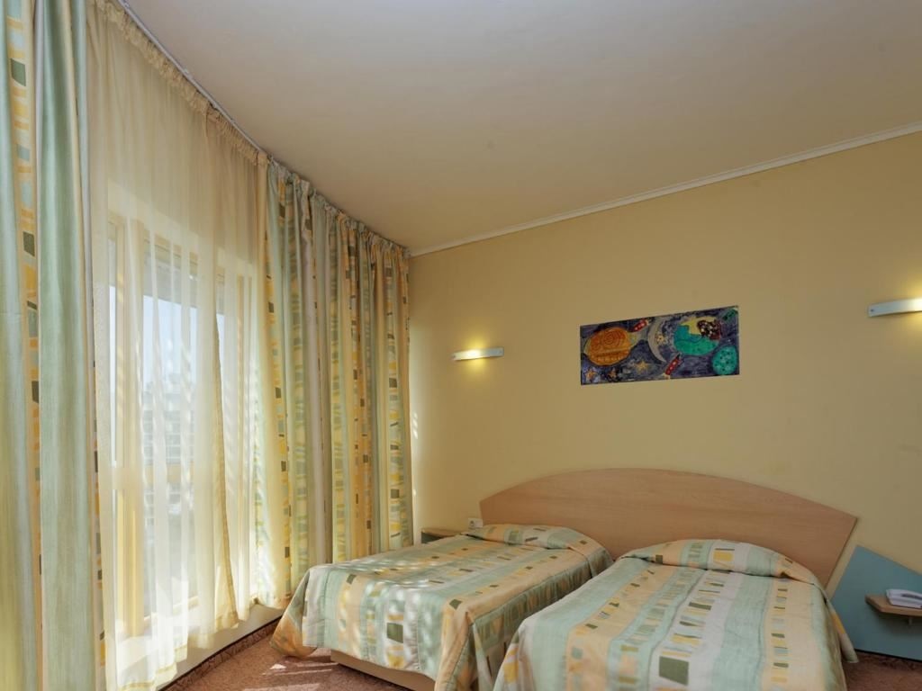 rooms-single-wchild-standard-room-balcony