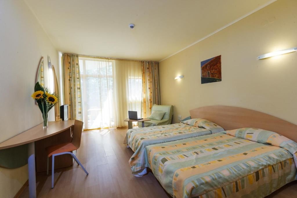 rooms-twin-standard-familyroom-balcony