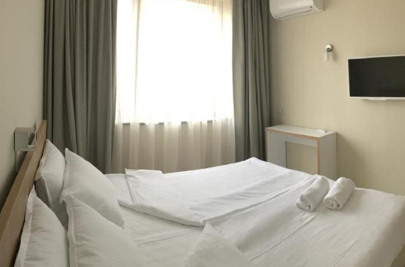 rooms-1-bedroom-standard-apartment-balcony