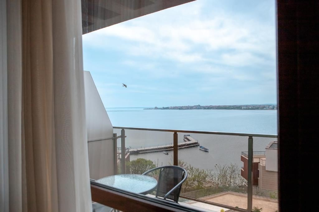 rooms-1-bedroom-standard-apartment-seaview-balcony