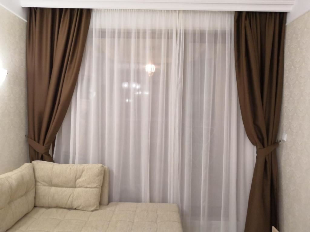 rooms-1-bedroom-deluxe-apartment-balcony