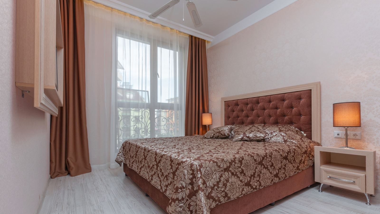 rooms-1-bedroom-deluxe-apartment-balcony