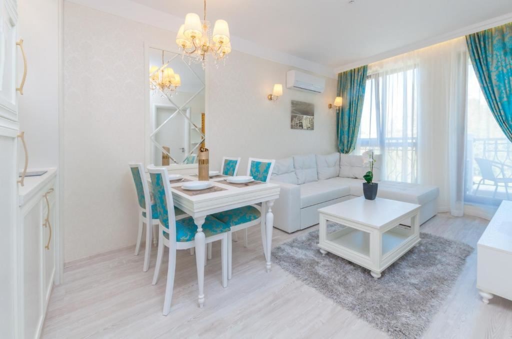 rooms-1-bedroom-deluxe-apartment-balcony