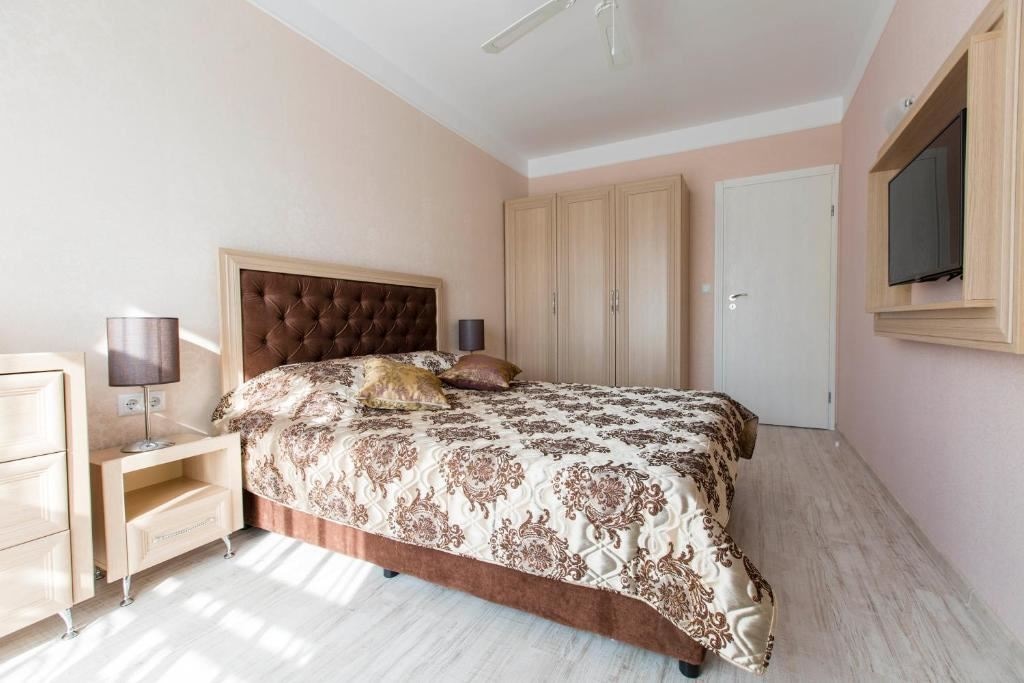 rooms-1-bedroom-standard-apartment-balcony