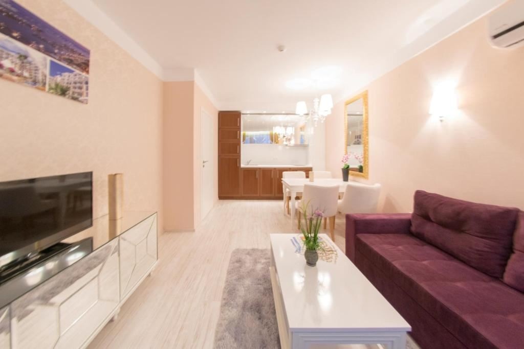 rooms-1-bedroom-deluxe-apartment-balcony