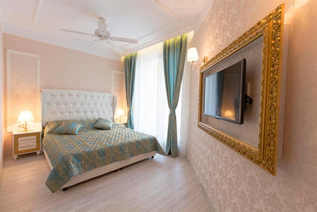 rooms-1-bedroom-deluxe-apartment-balcony