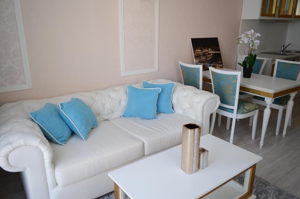 rooms-1-bedroom-deluxe-apartment-balcony