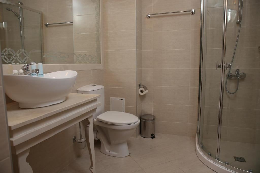 rooms-2-bedroom-deluxe-apartment-balcony