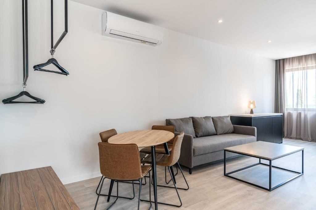 rooms-standard-apartment-balcony