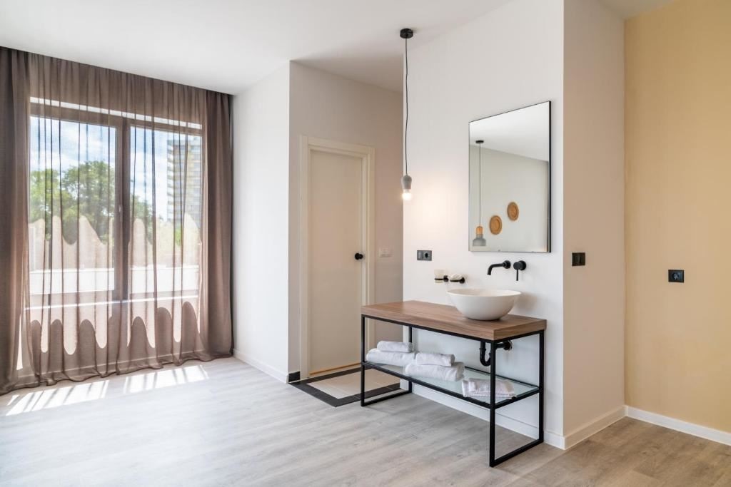 rooms-standard-apartment-balcony