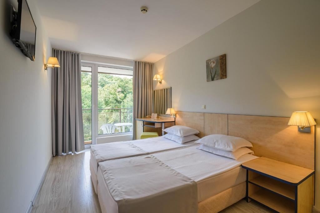 rooms-single-wchild-standard-room