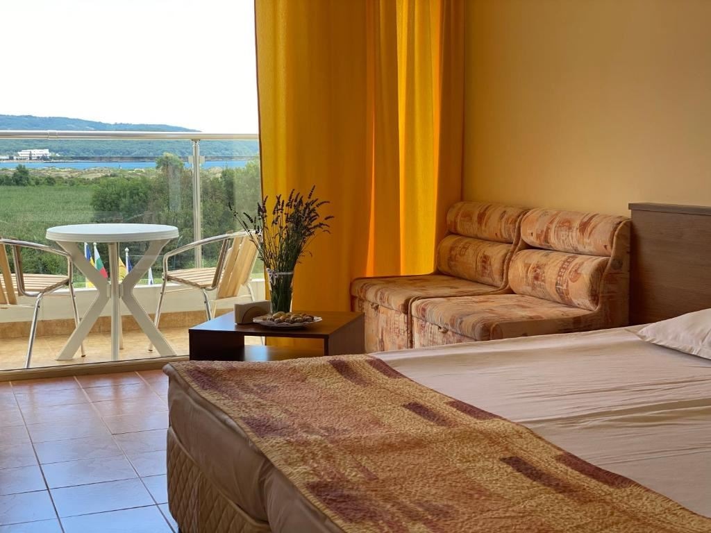 rooms-twin-standard-room-balcony-or-terrace