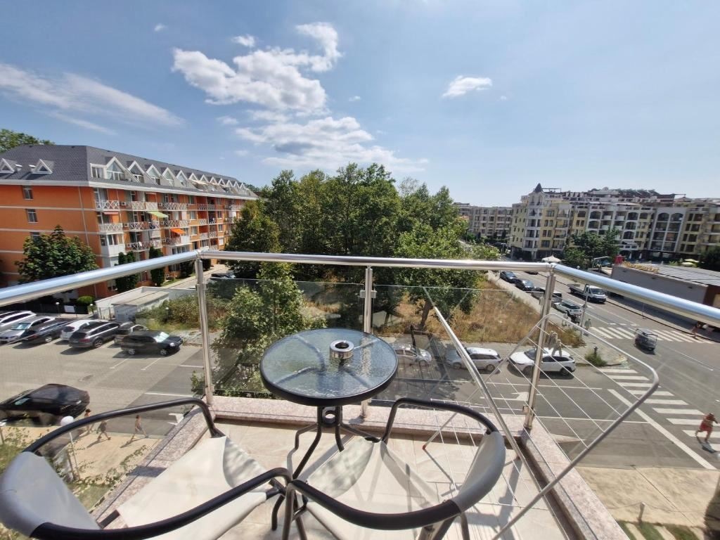 rooms-1-bedroom-standard-apartment-balcony