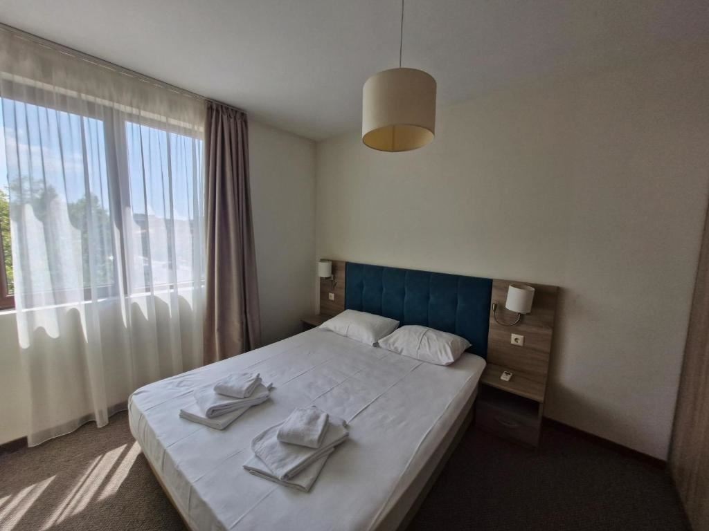 rooms-1-bedroom-standard-apartment-balcony