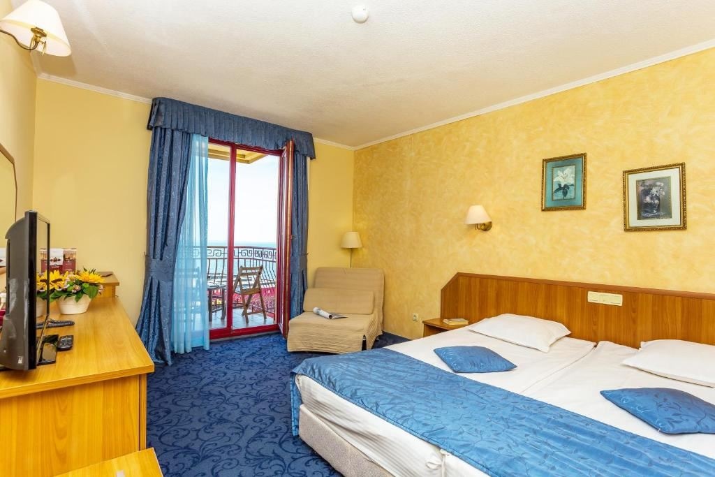 rooms-classic-room-lateralseaview-balcony