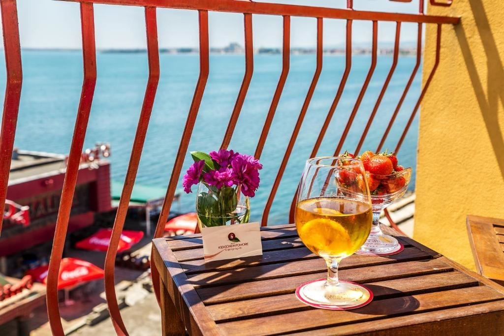 rooms-standard-room-seaview-balcony