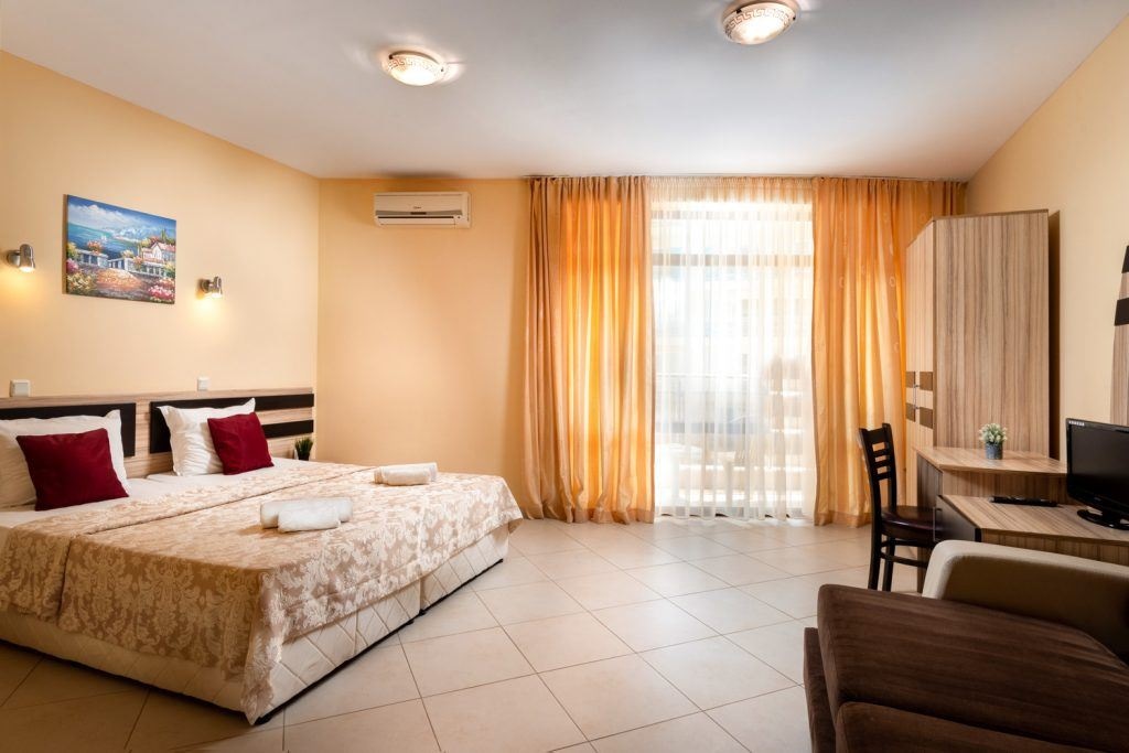 rooms-single-wchild-standard-room-balcony