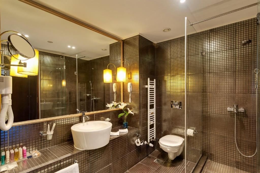 rooms-double-standard-room-poolview-balcony