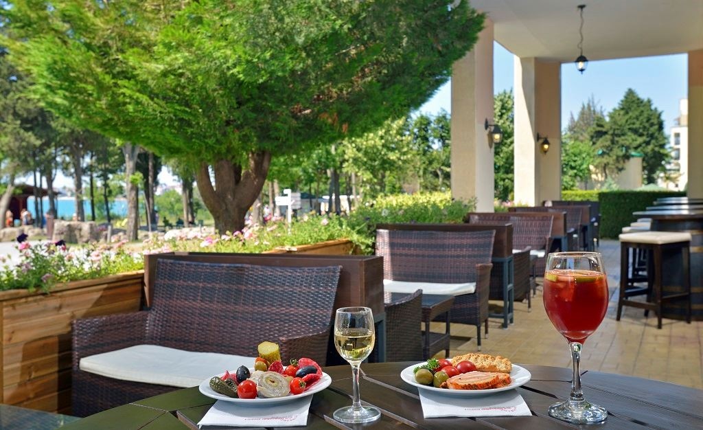 restaurants-taperia-malecon-from-beg-june-until-end-sept