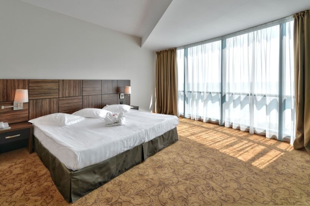 rooms-standard-room-lateralseaview-balcony