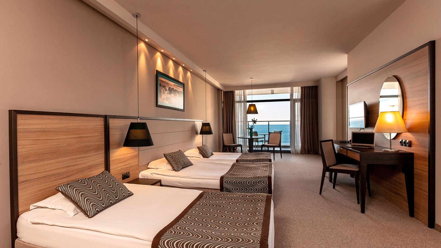 rooms-twin-standard-familyroom-balcony