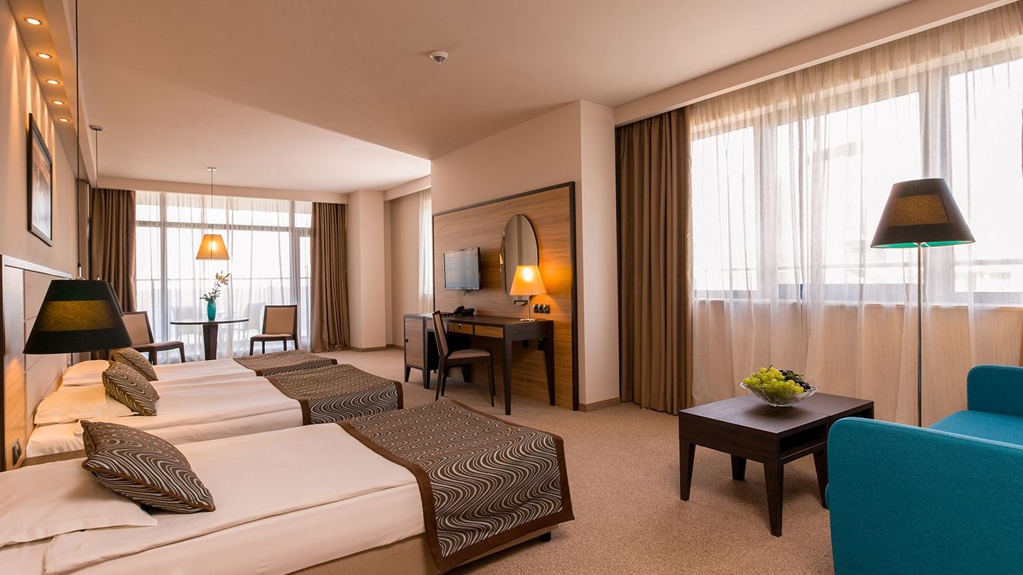 rooms-twin-standard-familyroom-balcony