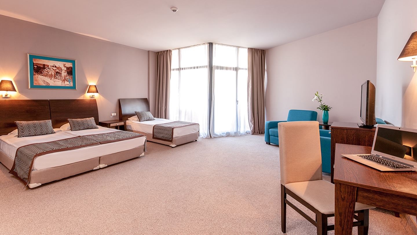 rooms-twin-standard-familyroom-balcony