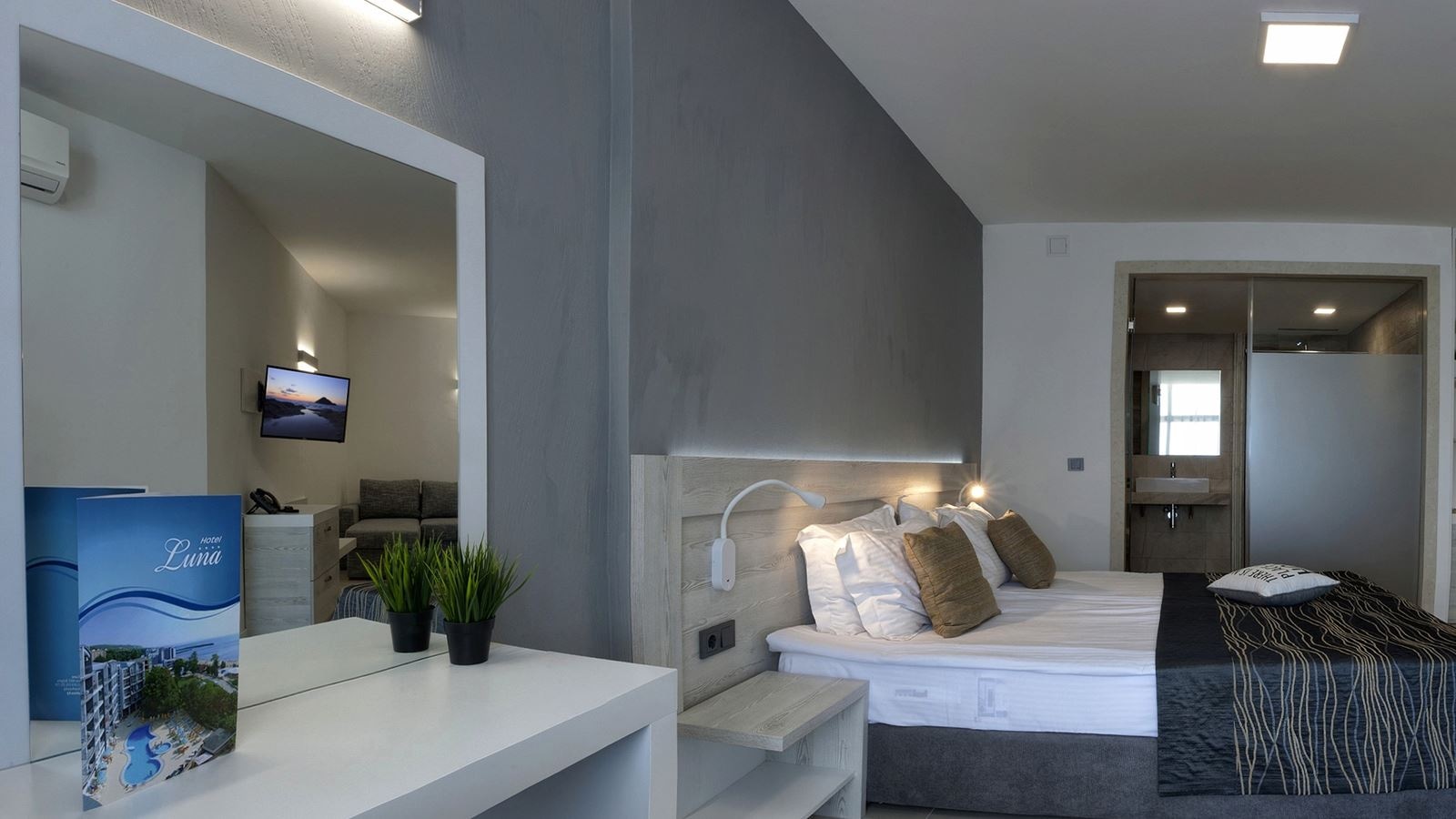 rooms-standard-familyroom-seaview-balcony