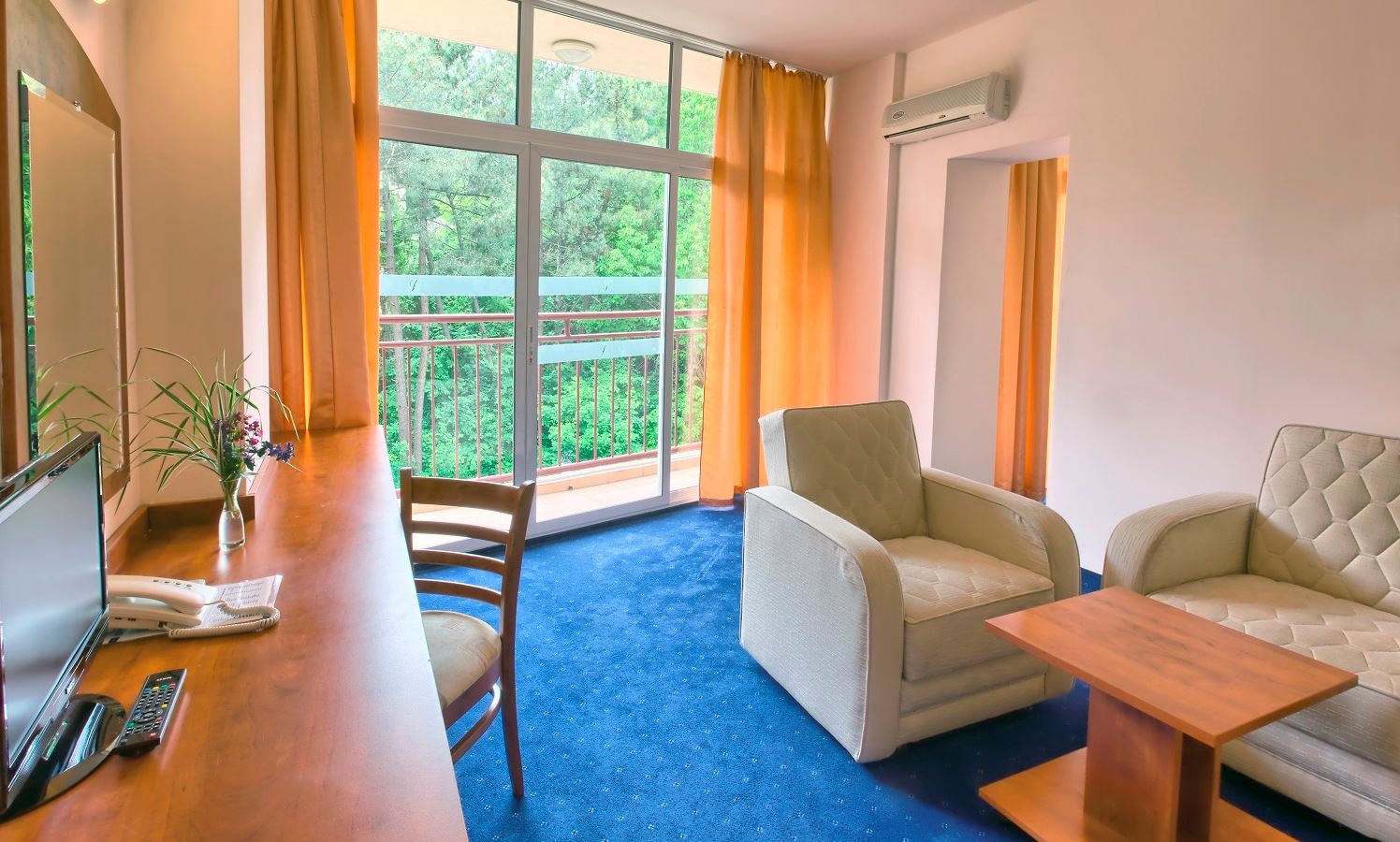 rooms-standard-familyroom-gardenview-balcony